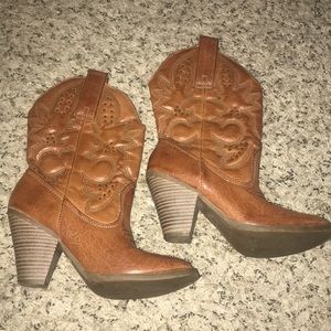 COWBOY BOOTS!